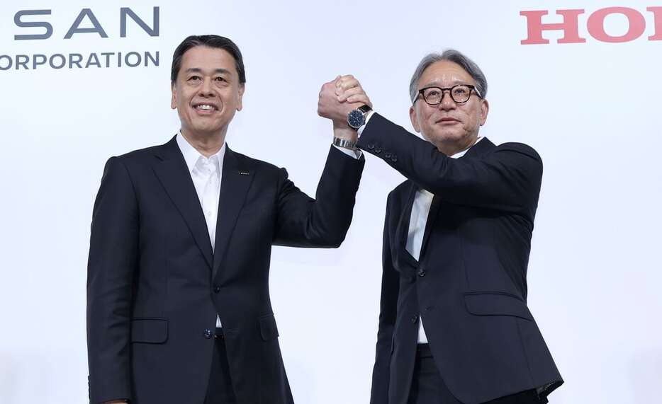 共同会見でフォトセッションに臨む日産の内田誠社長（左）とホンダの三部敏宏社長＝8月、東京都中央区（酒井真大撮影）