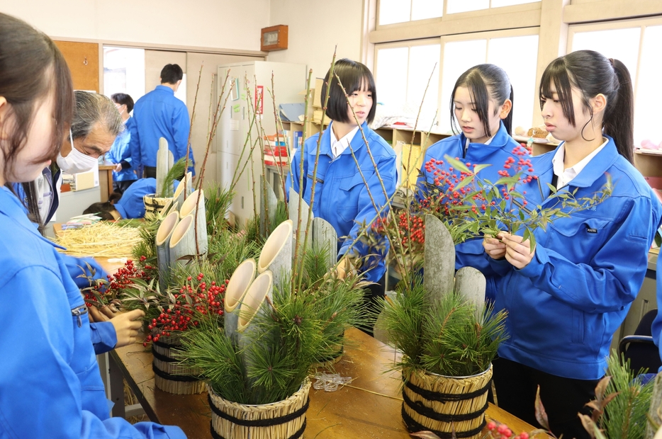 ミニ門松を作る下伊那農業高校の生徒たち