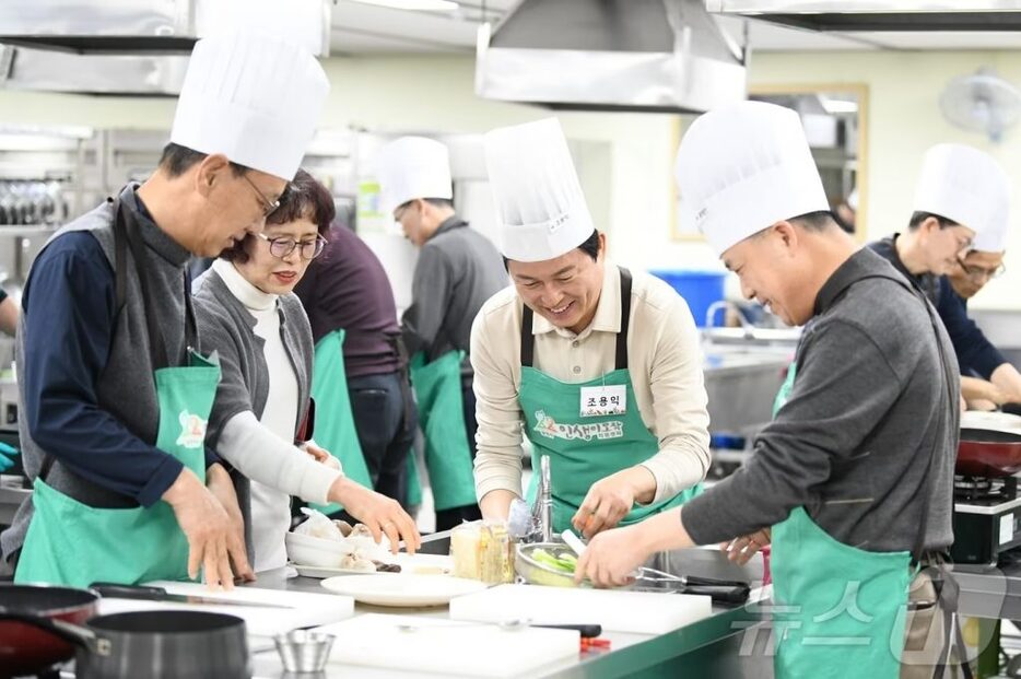 「人生二幕支援センター」の料理教室「幸せを料理する男たち」＝富川市提供(c)news1