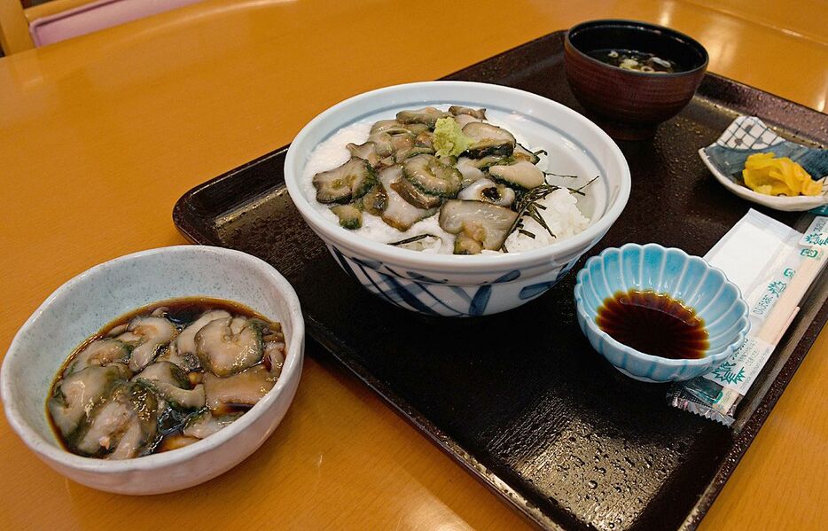 「横浜なまこを喰らう会」で提供される「なまこ丼」（右）と「なまこ小鉢」