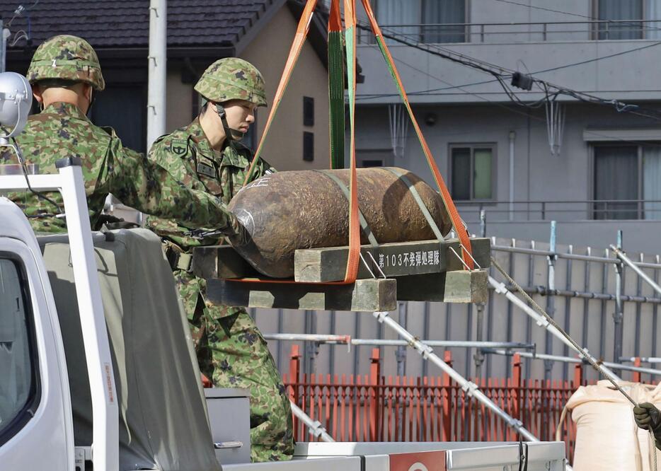 名古屋市東区の建物解体現場で、回収される不発弾＝15日午後