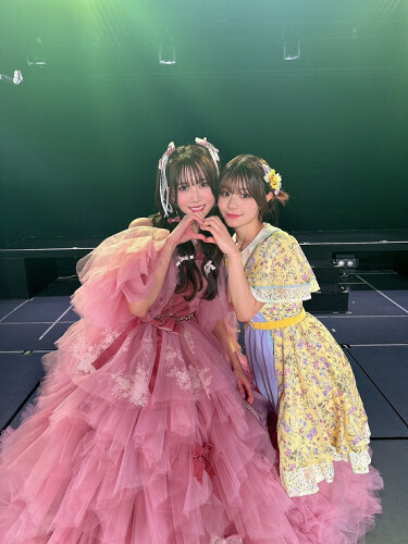 奈良さん（左）と清司さん。奈良さんの卒業公演では２人で写真に（Flora提供）