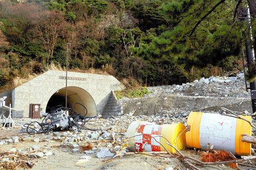 真浦町への配水管を埋設する予定だった国道（２０日、石川県輪島市で）