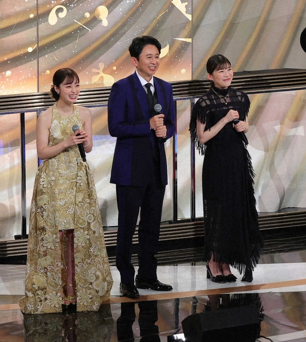 ＜第75回NHK紅白歌合戦＞衣装替えした（左から）橋本環奈、有吉弘行、伊藤沙莉（撮影・藤山　由理）