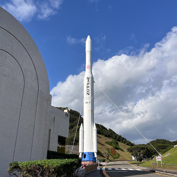 広大な敷地の奥まで行くと、実物大らしいロケットのモニュメントが現れます。当たり前ですが、港で見たモニュメントとは迫力が違います