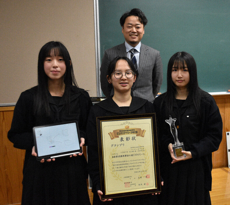 前列左から大山紗和さん、小沢絢子さん、大島唯羽さん。後列は星野広之教諭＝２０２４年１２月１８日午後４時２８分、矢板市の矢板東高校で、有田浩子撮影