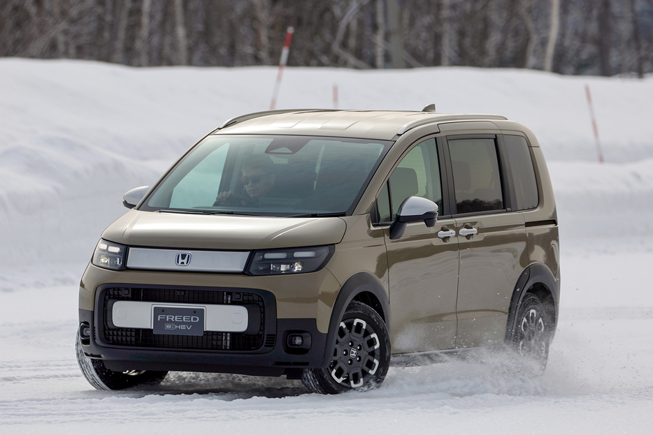 新型ホンダ・フリードのAWDモデルを雪の北海道で試乗した。