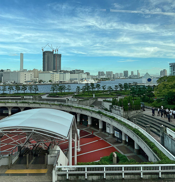 降りたのはゆりかもめの竹芝駅。