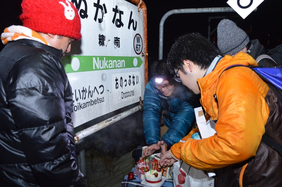 糠南駅で開かれた第1回クリスマスパーティー=2015年12月