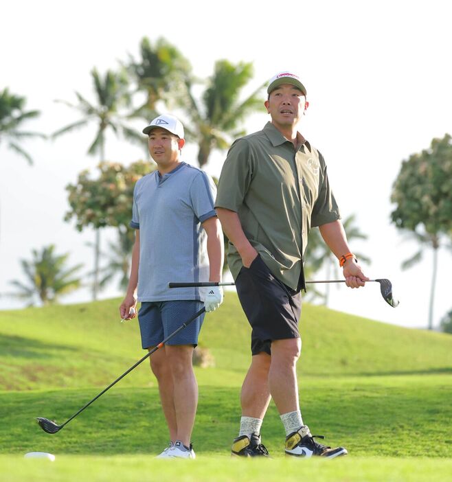 同組でラウンドする阿部慎之助監督と菅野智之（左）（カメラ・宮崎　亮太）