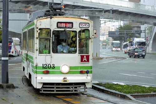 トラブルが相次いでいる熊本市電（熊本市西区で）