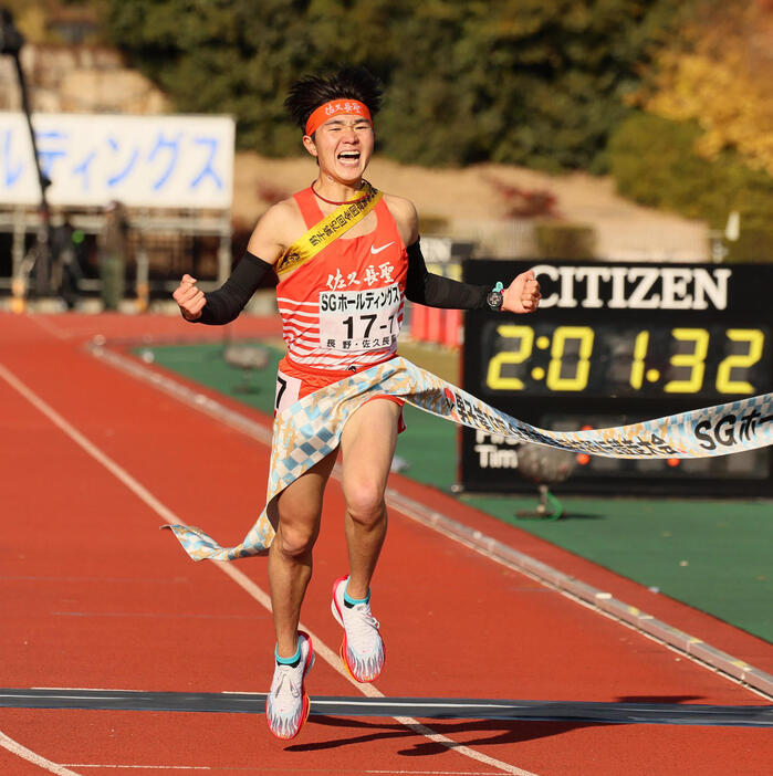 全国高校駅伝・男子の部　1位でゴールする佐久長聖・石川浩輝（撮影・加藤哉）