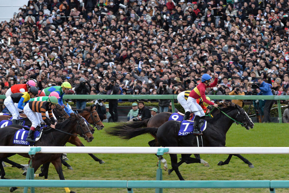 直近のレジェンド不在だった２０１５年有馬記念はゴールドアクターがＶ