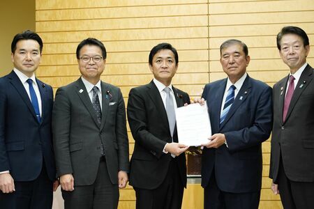 原発の活用を石破首相に直談判した玉木氏（写真：共同通信社）