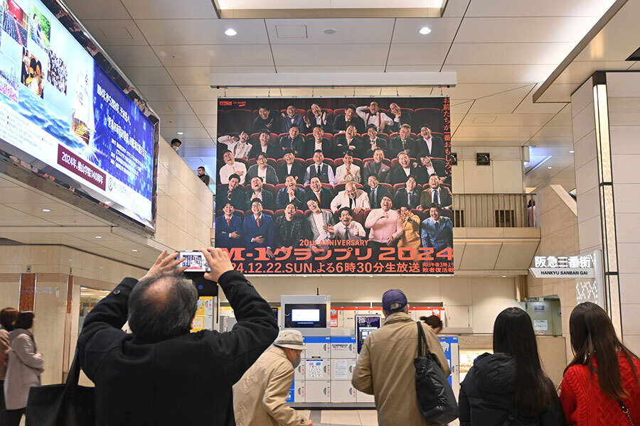 「阪急梅田駅中央コンコース」には今大会のポスタービジュアルが掲出