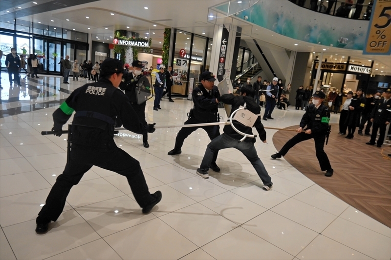 不審者対応に当たる警察官