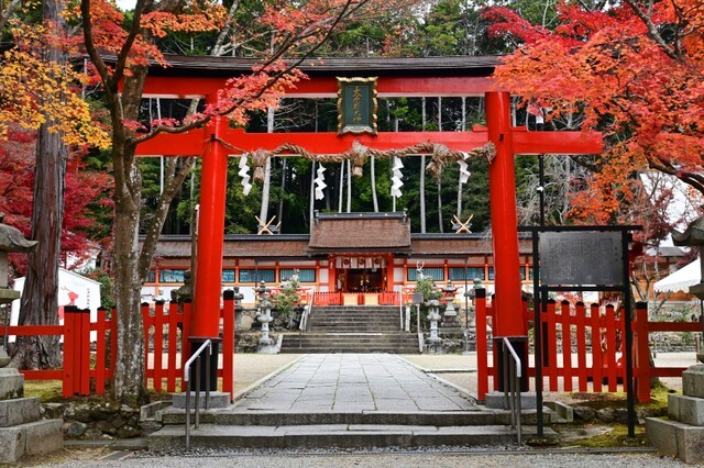 京都市西京区の大原野神社の三の鳥居と拝所（欣也 原/stock.adobe.com）