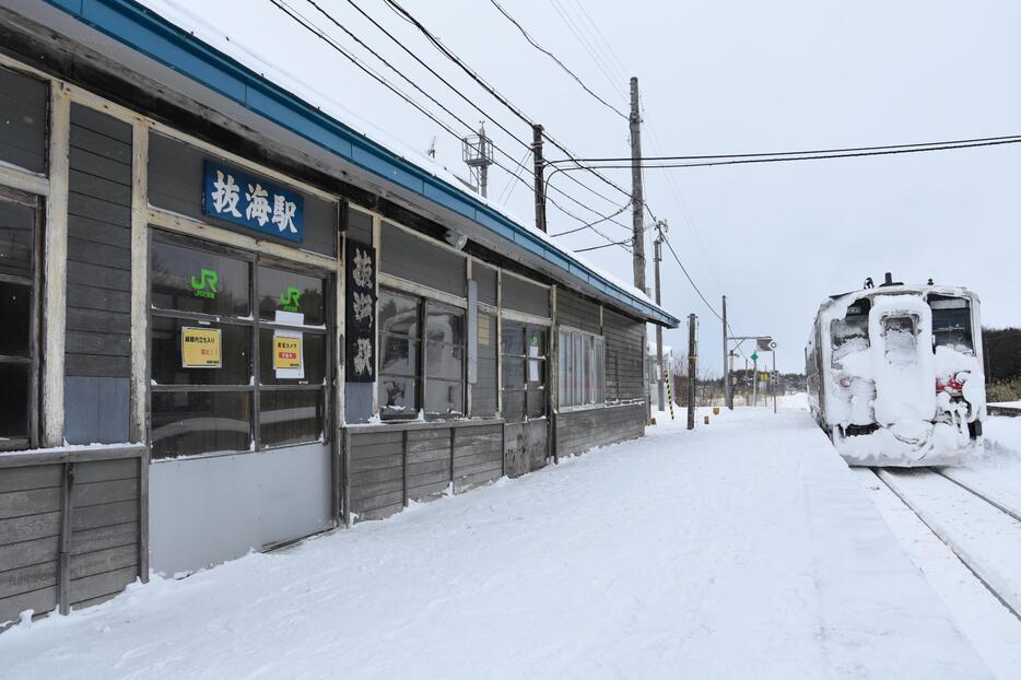 「最北の秘境駅」として知られ、来年3月のダイヤ改正で廃止されるJR宗谷線の抜海駅＝16日、稚内市