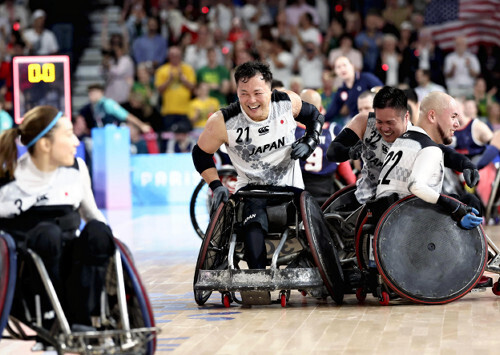 パリ・パラリンピックの車いすラグビー決勝で米国を破って金メダルを獲得し、喜ぶ池透暢（中央）ら＝古厩正樹撮影