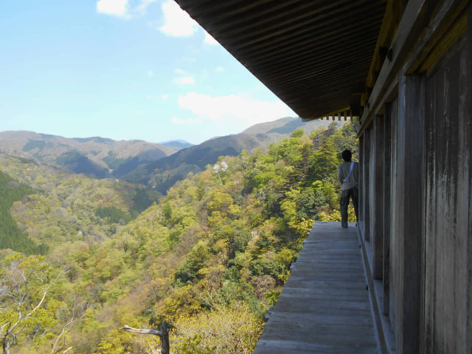 投入堂のルートの途中にある山の中に浮いているようなお堂。なかば休憩所のように機能している。撮影：森田季節