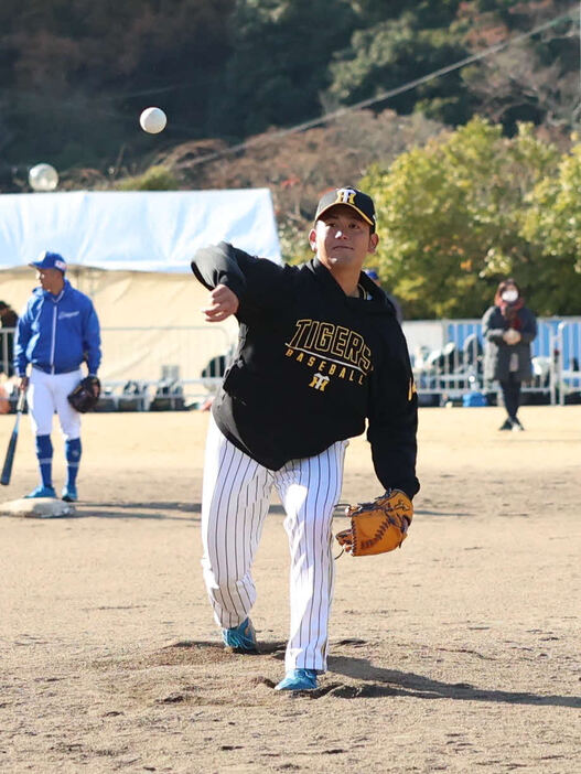 野球教室「野球プロジェクト」で打撃投手を務める阪神岡留（撮影・保坂淑子）