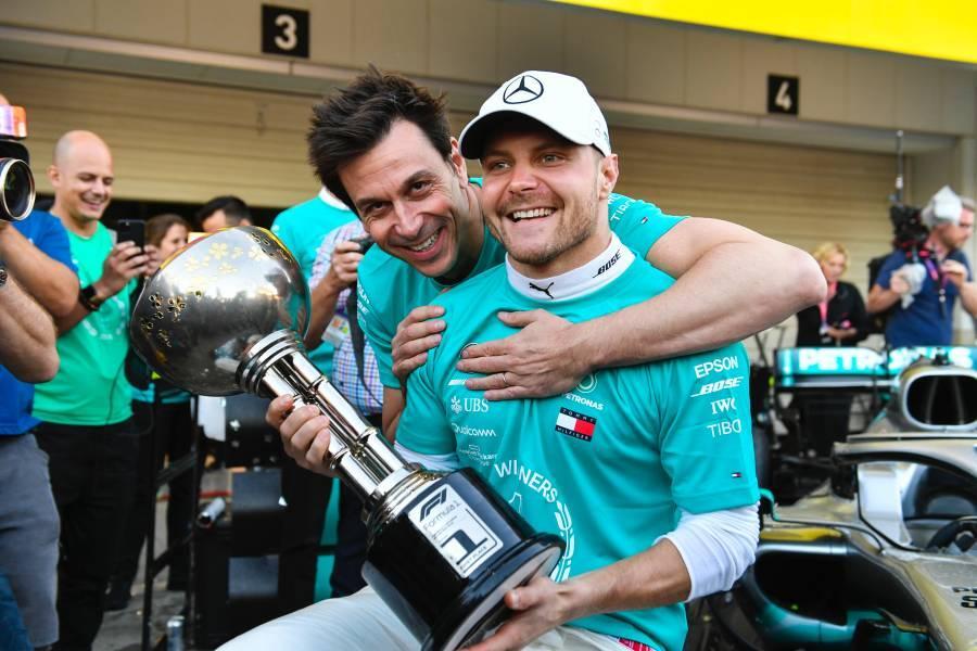 メルセデスF1のトト・ウォルフ代表とバルテリ・ボッタス(C)Mercedes