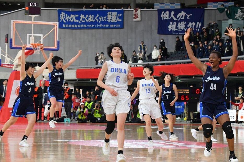 【女子準々決勝・桜花学園－精華女子】桜花学園を破り、準決勝進出を決め喜ぶ精華女子の選手たち（撮影・安藤由華）