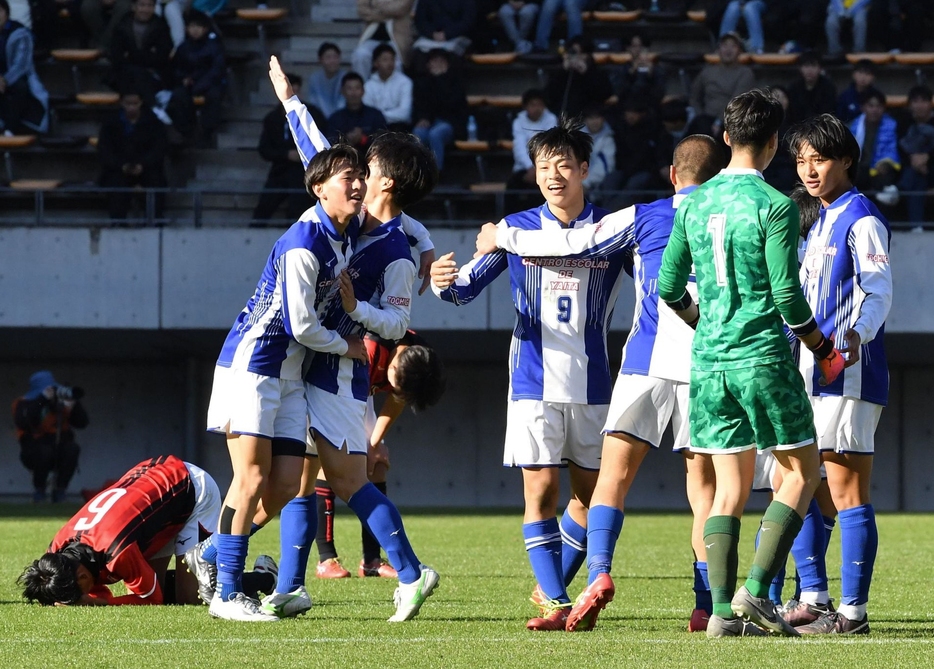 日章学園を破り抱き合って喜ぶ矢板中央イレブン（撮影・開出牧）