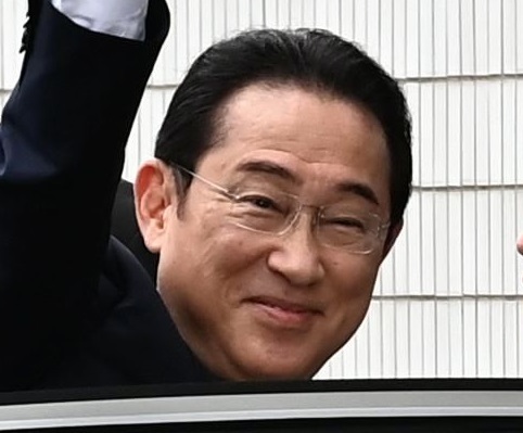 手を振る岸田文雄元首相