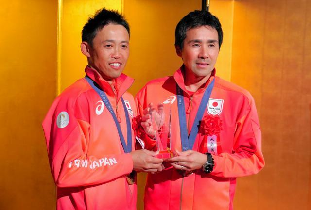 中部スポーツ賞で特別賞を受けた「初老ジャパン」の大岩義明選手（右）と戸本一真選手=2024年12月10日、名古屋市中村区、辻健治撮影