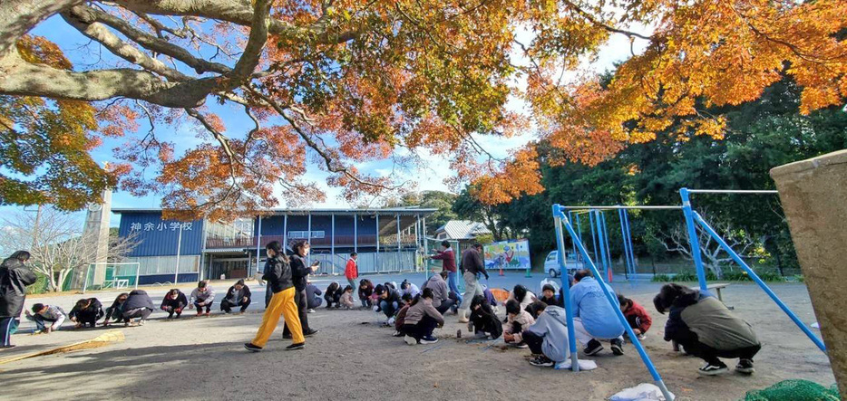 作業に当たる親子ら＝館山