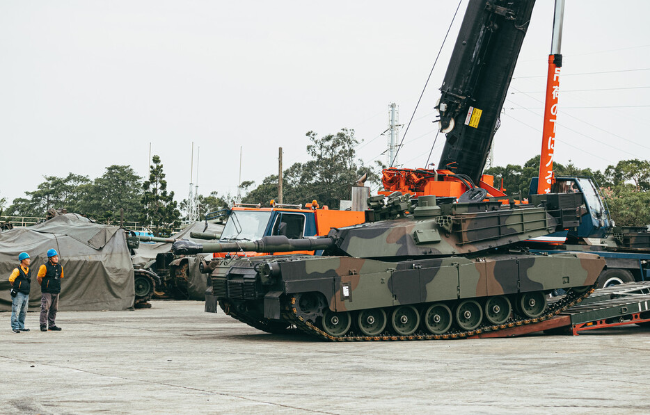 １６日、台湾北部・新竹県の陸軍訓練基地に到着した米国製戦車Ｍ１Ａ２エイブラムス（台湾国防部提供・時事）