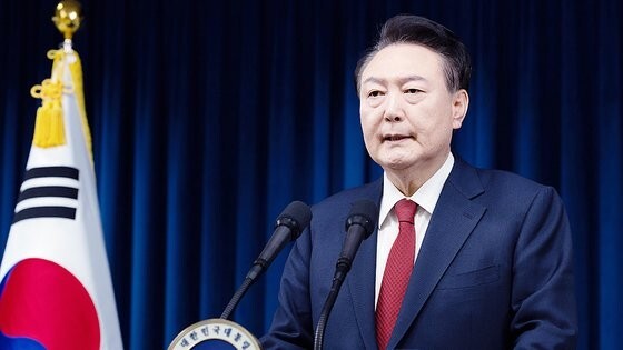 ７日午前、ソウル竜山大統領室のブリーフィングルームで非常戒厳に関する国民向け談話を発表し、謝罪する尹錫悦（ユン・ソクヨル）大統領　大統領室提供