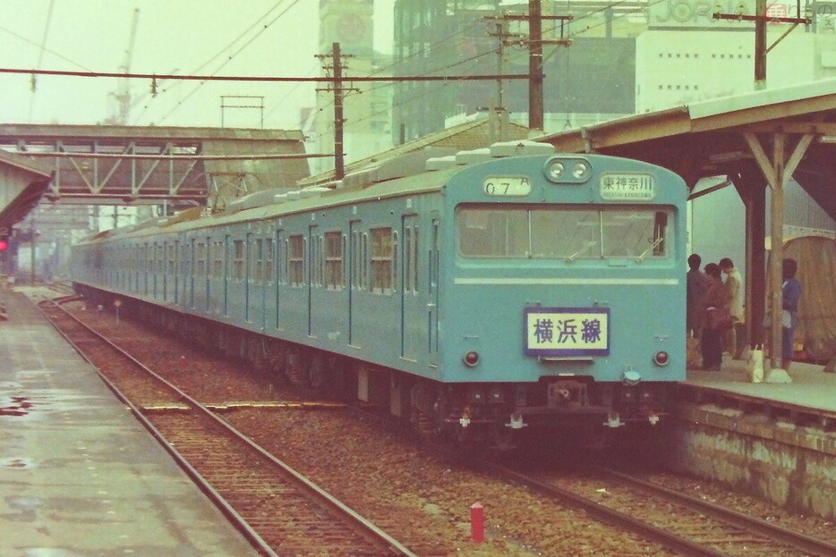 横浜線の原町田（現・町田）駅に停車する国鉄型103系電車（画像：PIXTA）。