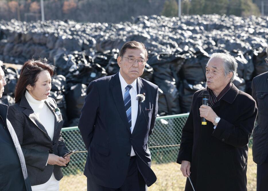 除去土壌仮置き場を視察する石破首相（中央）＝14日午前、福島県双葉町