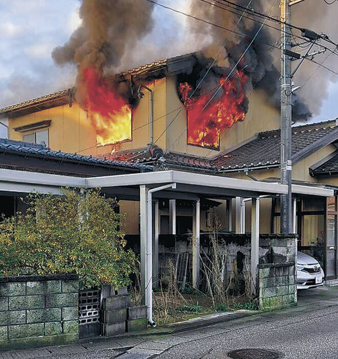 炎を上げて燃える住宅＝３０日午前７時２０分、かほく市七窪（読者提供）