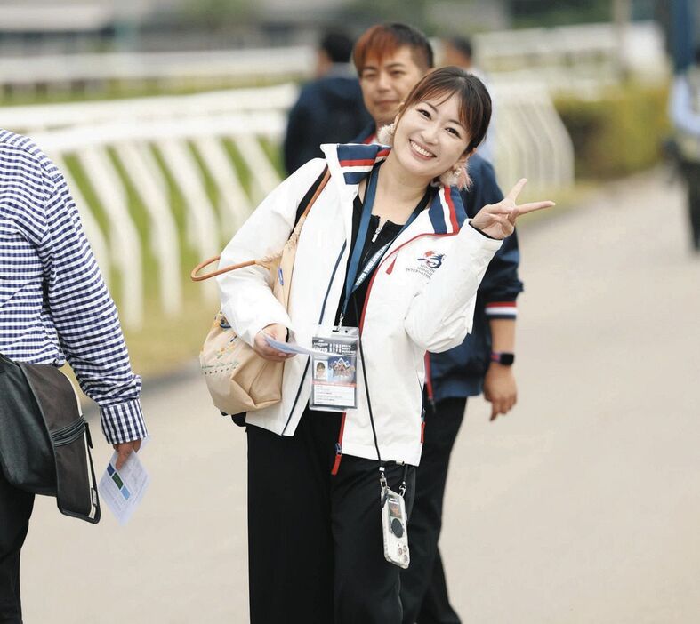 今年の香港国際競走の公式ジャンパーは白で、とてもかわいいデザインです