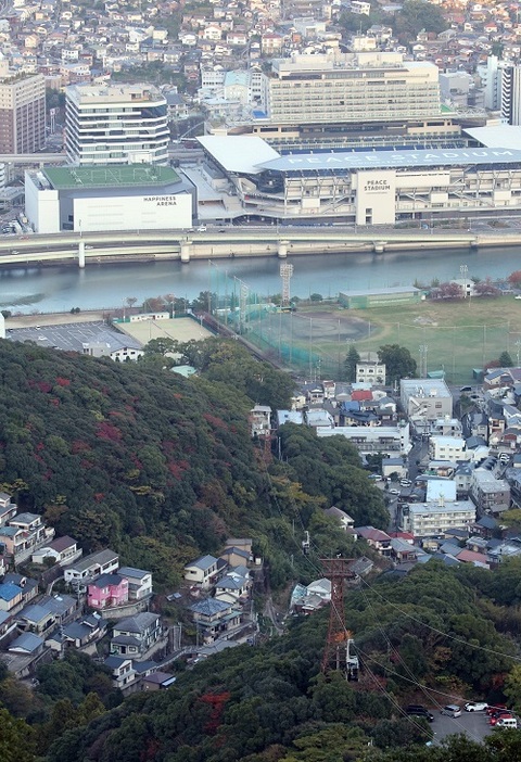 稲佐山山頂と麓を結ぶロープウエー（手前）。長崎スタジアムシティ（奥）までの延伸が検討されているが、実現していない＝長崎市