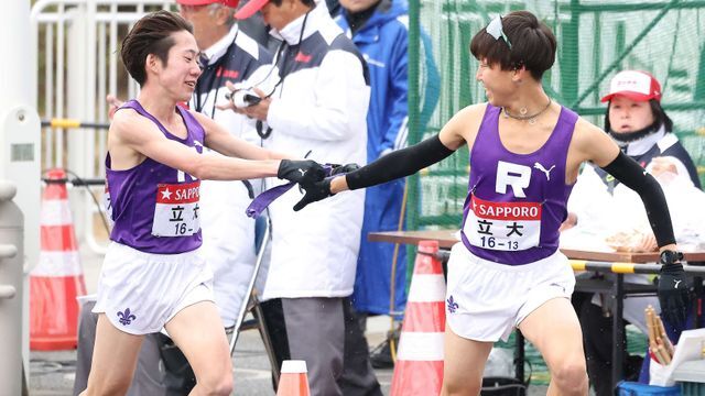 たすきをつなぐ立教大学の左から馬場賢人選手と中山凜斗選手(写真：日刊スポーツ/アフロ)