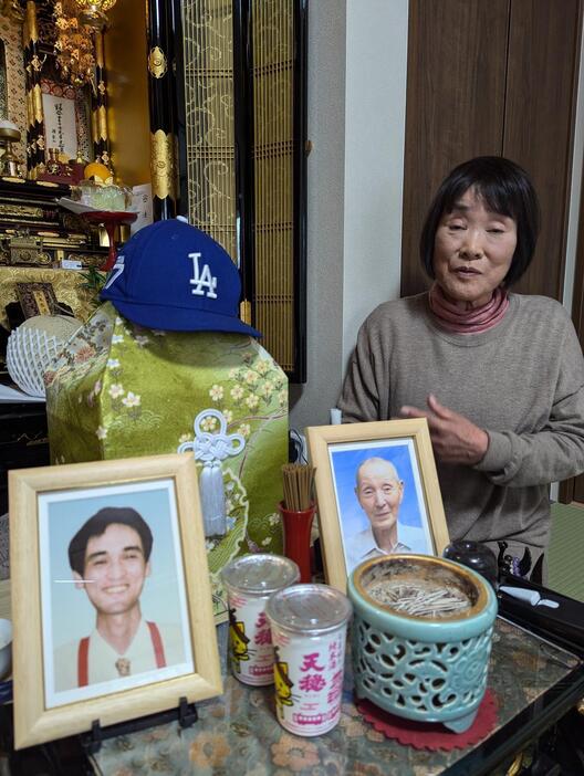 高木教生さんと猪三男さんの遺影を前に裁判を振り返る栄子さん。2人が好きだった日本酒を仏壇に供える