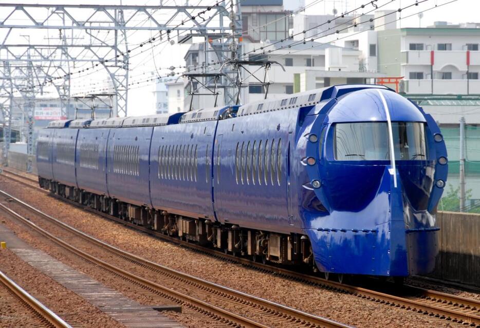 南海電鉄・なんば駅から和歌山市駅までの特別ルートを走る特急ラピート