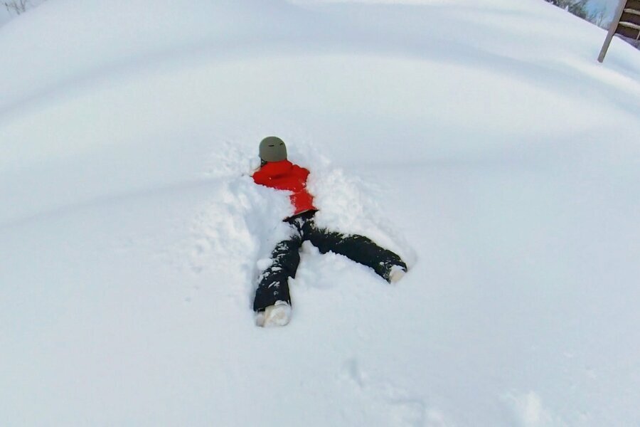 雪に飛び込んだらふわふわだった