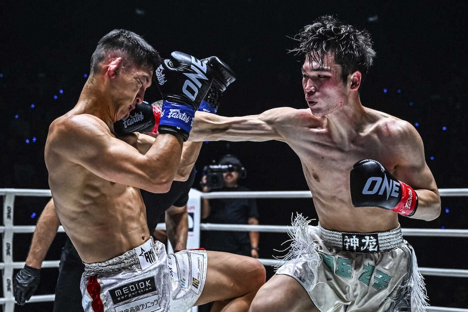 リウ・メイヤン（右）のパンチを浴びる野杁正明（C）ONE　Championship　