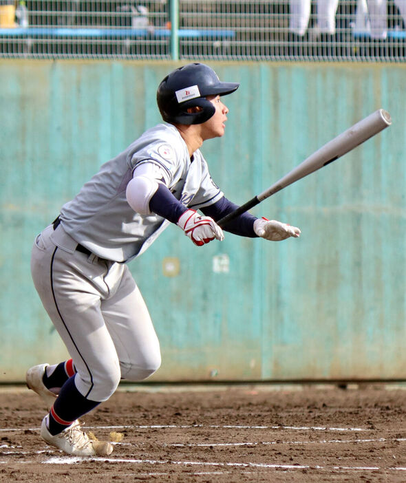 初回１死満塁で２点打を放った武蔵嵐山・高橋龍