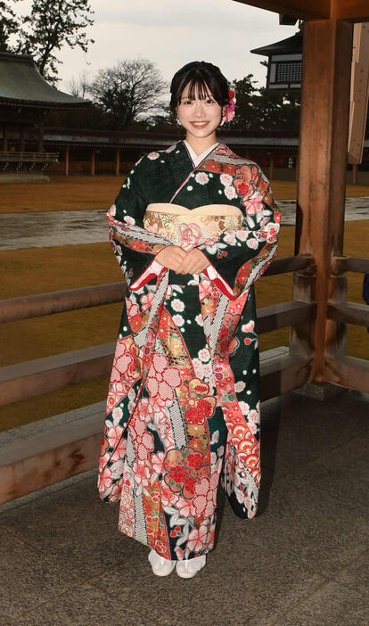 晴れ着姿で20歳をご祈祷を受けた小越春花