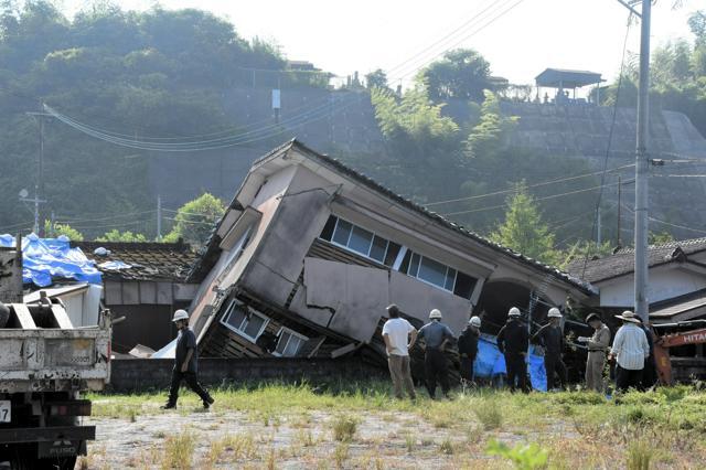 南海トラフ地震臨時情報（巨大地震注意）が初めて出た宮崎沖を震源とする地震によって倒壊した住宅=2024年8月9日、鹿児島県大崎町