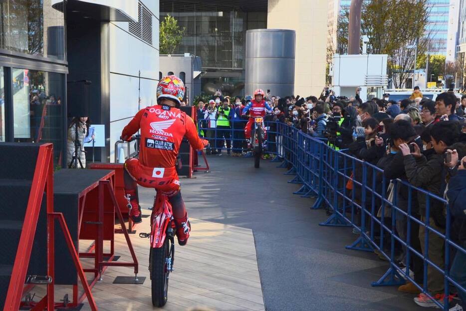 観客のみならず、青山通りを行き交う人々も注目した、小川・藤波の両選手の息の合ったトライアルデモンストレーション