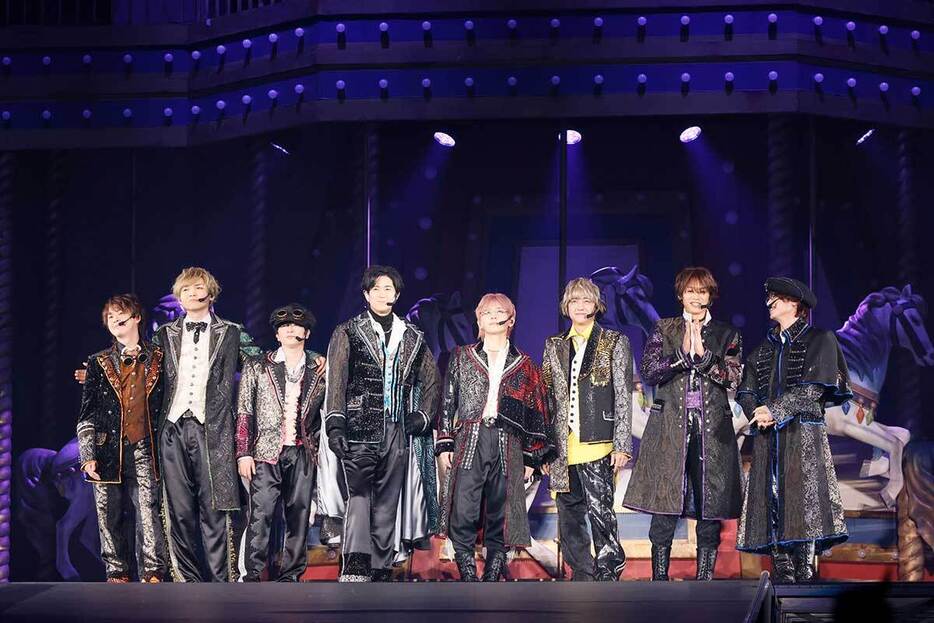 黒とメンバーカラーがあわさった衣装で登場したHey! Say! JUMP