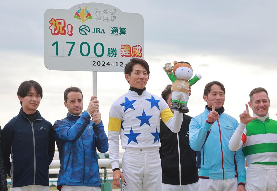 　ＪＲＡ通算１７００勝を達成した幸（中央）＝撮影・石湯恒介