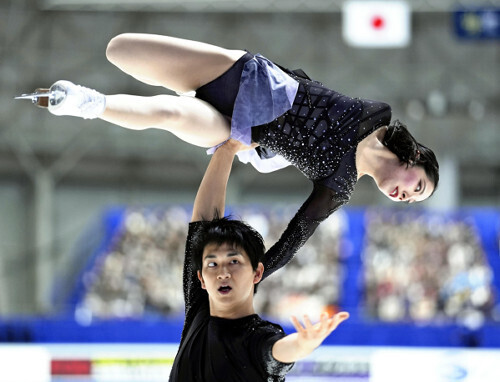 ペアＳＰで１位の三浦璃来（上）、木原龍一組（２１日）＝武藤要撮影